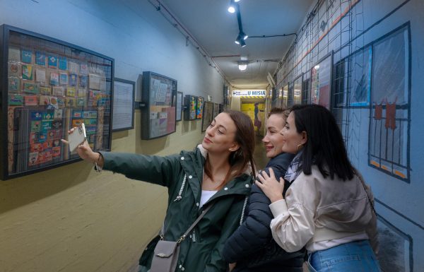 turystki podczas selfie w podziemnych trasach szczecina